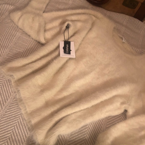 Sweater 🤍Gorgeous smocked cuff boatneck furry - Picture 6 of 12